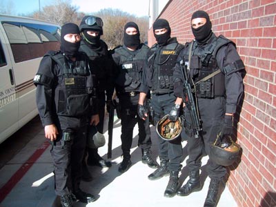 swat-team-posing_25084.jpg