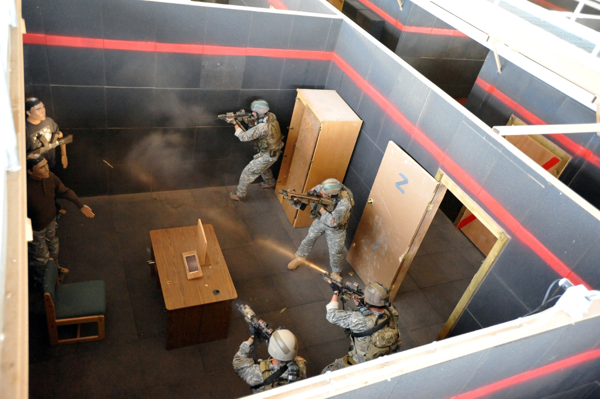 US_Special_Forces_soldiers_from_3rd_Battalion%2C_10th_SF_Group_%28Airborne%29%2C_conduct_shoot-house_training_at_Fort_Carson_Colo_Sept_30_2009.jpg