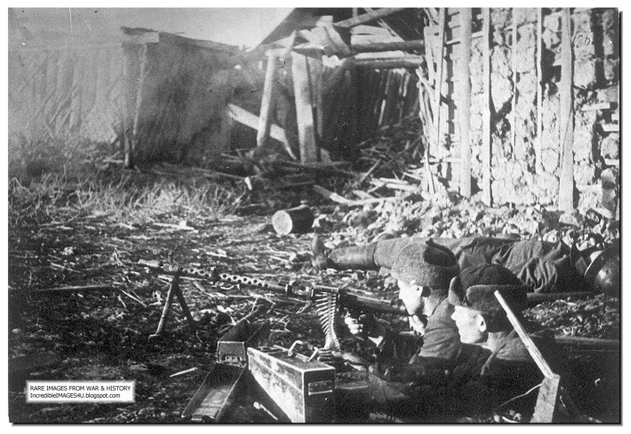 soviet-soldiers-at-factory-red-october-november-1942-with-german-MG-42-machine-gun.jpg
