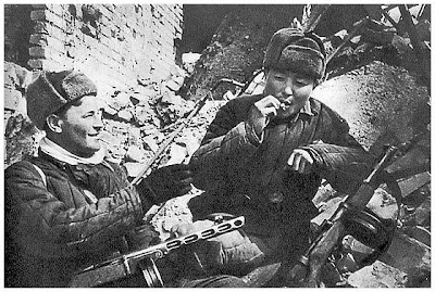 battle-stalingrad-rare-pictures-amazing-russians-soviet-soldiers-eat.jpg