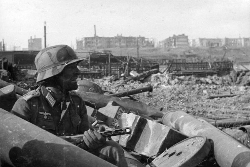 Bundesarchiv_Bild_116-168-618%2C_Russland%2C_Kampf_um_Stalingrad%2C_Soldat_mit_MPi.jpg