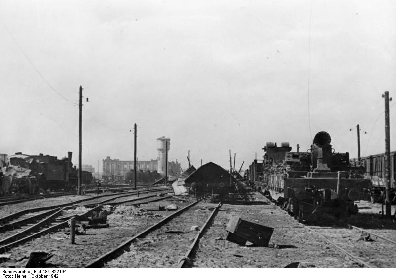 Bundesarchiv_Bild_183-B22194%2C_Russland%2C_Kampf_um_Stalingrad%2C_Bahnanlage.jpg
