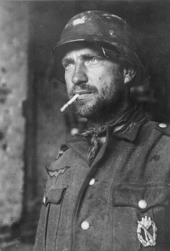 Bundesarchiv_Bild_183-R1222-501,_Stalingrad,_deutscher_Soldat_mit_Zigarette.jpg