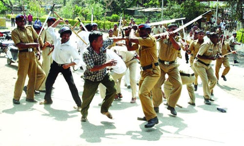 1204210557_police-beating-hindus2.jpg