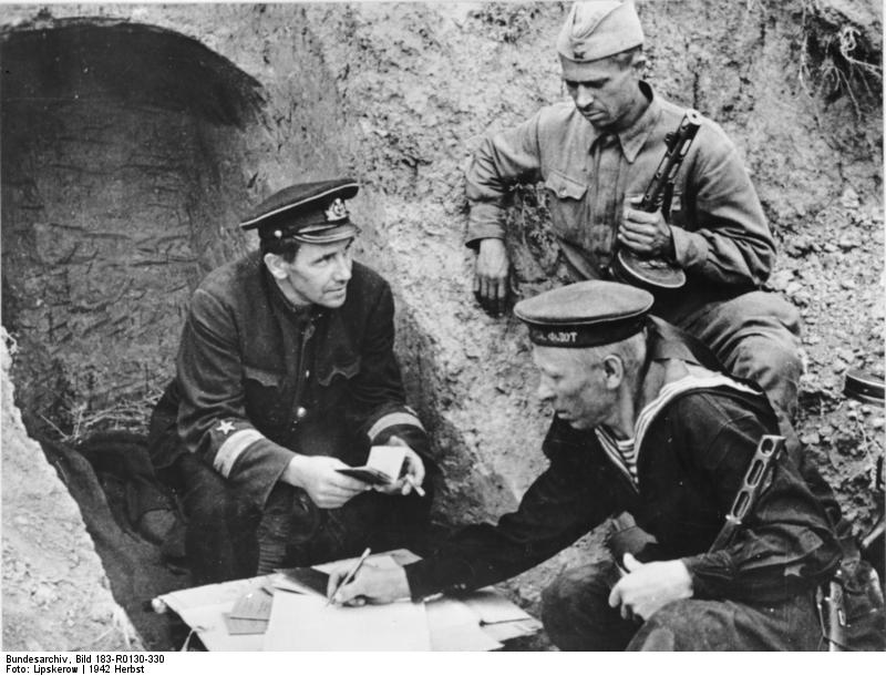 Bundesarchiv_Bild_183-R0130-330%2C_Sowjetische_Soldaten_erhalten_Parteidokumente.jpg