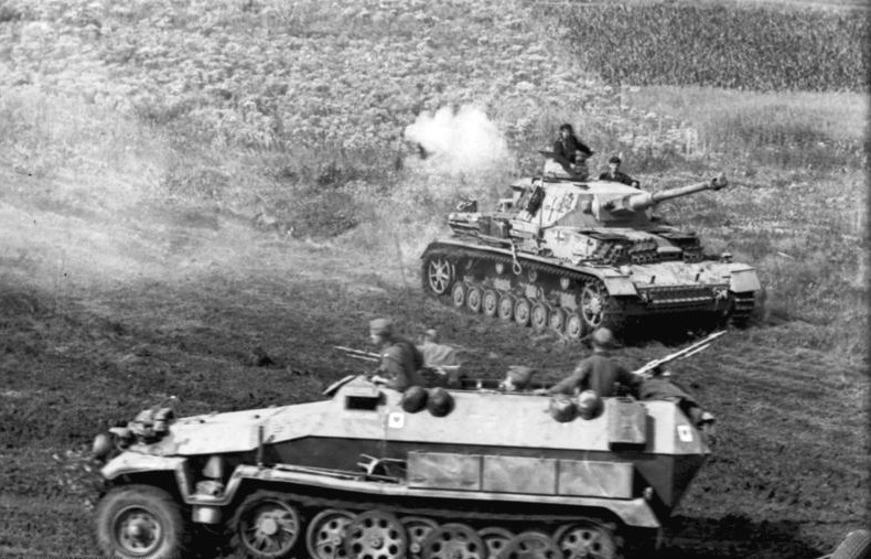 Bundesarchiv_Bild_101I-219-0596-12,_Russland,_Panzer_IV_und_Sch%C3%BCtzenpanzer_in_Fahrt.jpg